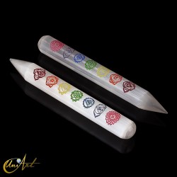 Masajeador de selenita con los simbolos de los chakras