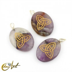 Pendant with the Triquet engraved in Gemstones - Amethyst