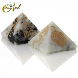 Pirámide con los 4 símbolos Reiki - Piedra Luna