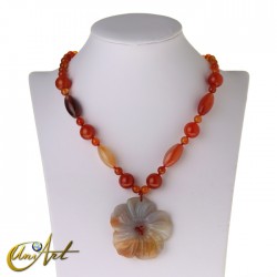 Collares de piedras naturales con colgante flor - Carneola