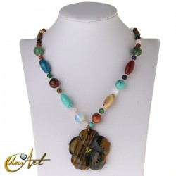 Collares de piedras naturales con colgante flor - Minerales Variados