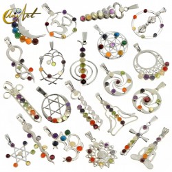 Pack de 10 colgantes de los chakras con baño de plata