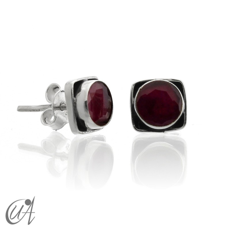 Square earrings in 925 silver and ruby