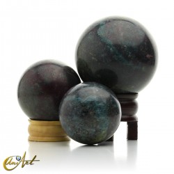 Esfera de rubí con cianita