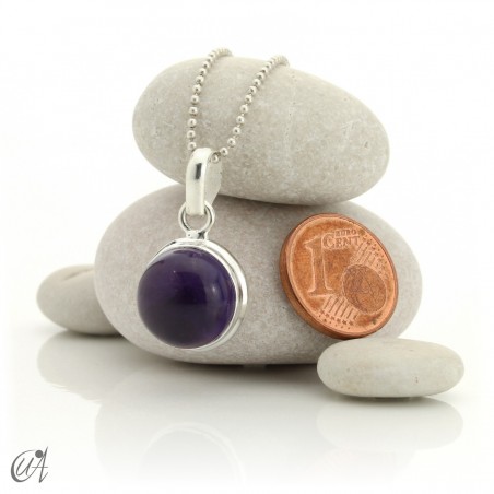 Classic round pendant in sterling silver with amethyst