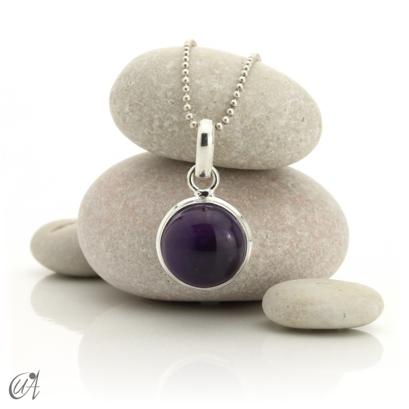 Classic round pendant in sterling silver with amethyst