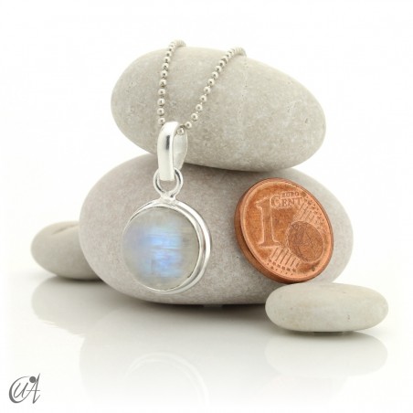 Classic round pendant in sterling silver with moonstone
