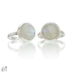 Classic round ring in sterling silver with moonstone