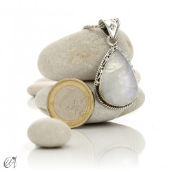 Lágrima de piedra luna en plata, colgante boho - modelo 1