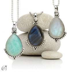 Deví pendant in sterling silver and gemstones
