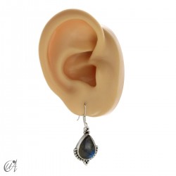 Deví model earring (size ratio with an adult ear)