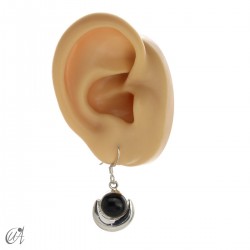 Chandra earring (size ratio to an adult ear)
