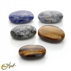 Palm stone of natural gemstones