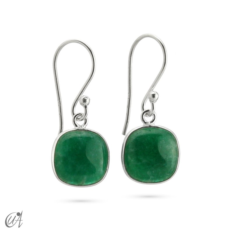 Basic cushion silver earrings with green sapphire