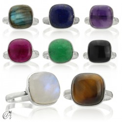 Basic cushion ring, in silver with gemstone.