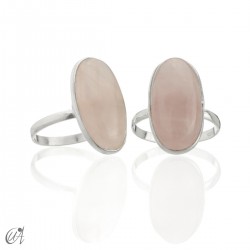 Basic oval silver ring with rose quartz