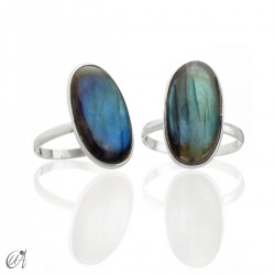 Basic oval silver ring with labradorite