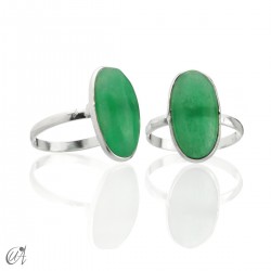 Basic oval silver ring with green sapphire