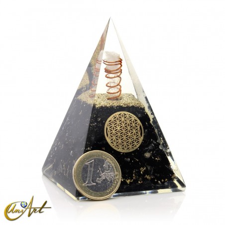 Pirámide de orgonita con flor de la vida y turmalina negra