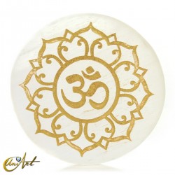 Disco de selenita con símbolo budista OM