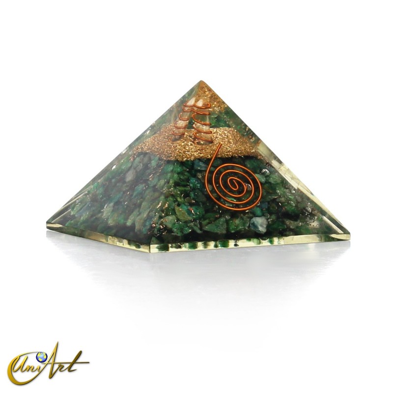 Pirámide Orgonita con Jade Verde y Espiral de Cobre