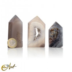 Agate points with crystallization, 300-gram lot with 3 pieces.