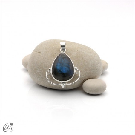 Boheme pendant in silver and natural labradorite