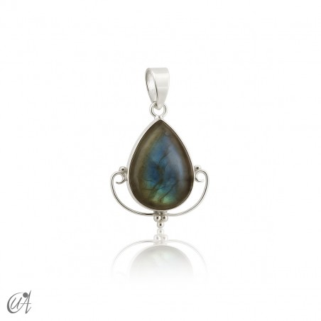 Boheme pendant in silver and natural labradorite