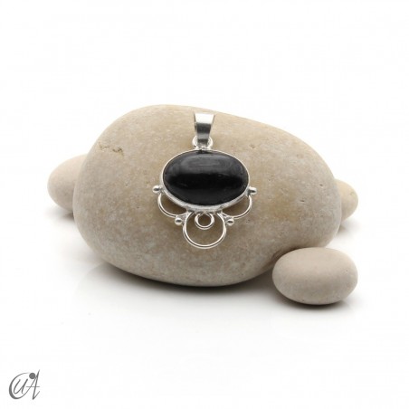 Nuit pendant in sterling silver with oval natural black star