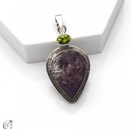 Silver pendant with rough purpurite and faceted peridot, model 1