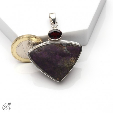 Silver pendant with rough purpurite and faceted garnet, model 1