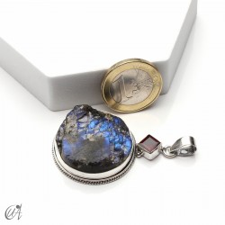 Colgante de labradorita en bruto con granate facetado en plata, modelo 5