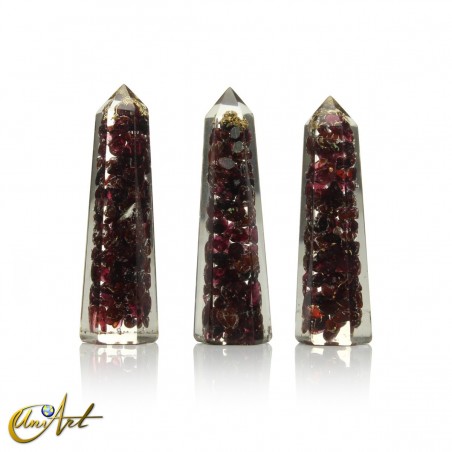Handmade orgonite point, 5 cm – garnet