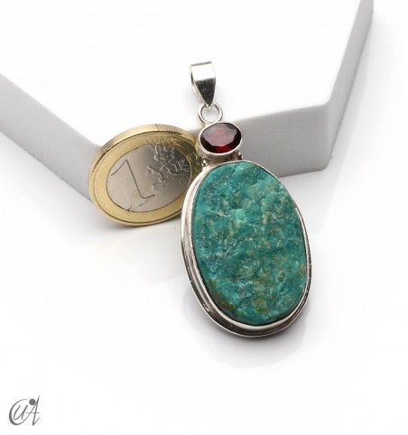 Colgante en plata con crisocola en bruto y granate facetado, modelo 1