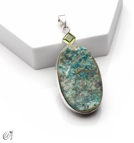 Silver pendant with rough chrysocolla and faceted peridot, model 1