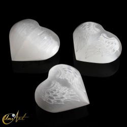 Corazones de selenita grabados con alas de ángel