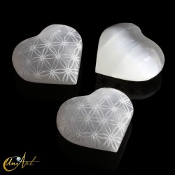Corazones de selenita grabados con flor de la vida