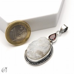 Piedra luna en bruto con granate facetado, colgante en plata - modelo 4