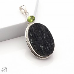 Colgante de turmalina negra en bruto con peridoto en plata de 1ª ley, modelo 2