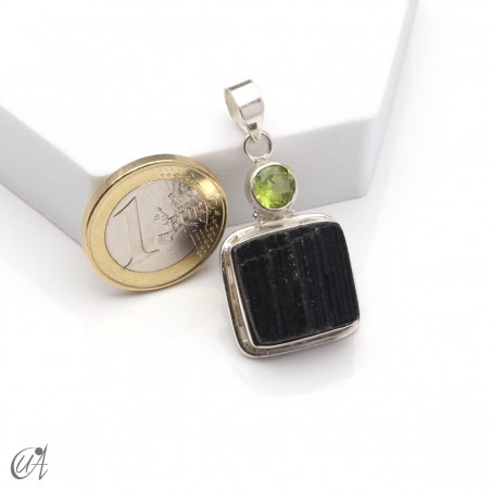 Colgante de turmalina negra en bruto con peridoto en plata de 1ª ley, modelo 1