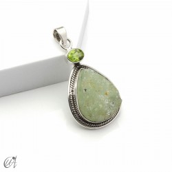 Prehnita en bruto con peridoto en colgante de plata de 1ª ley, modelo 4