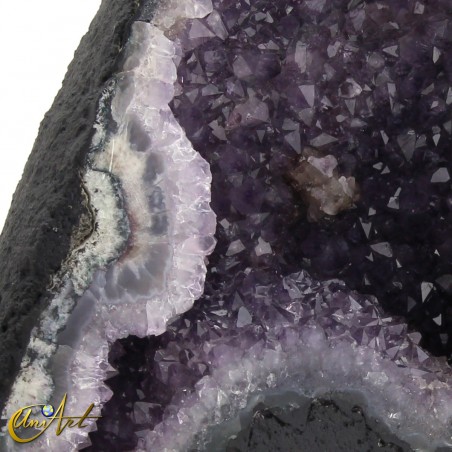 Geoda de amatista con pequeña calcita central