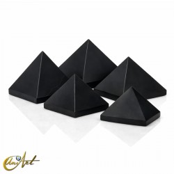 Pirámide de obsidiana negra
