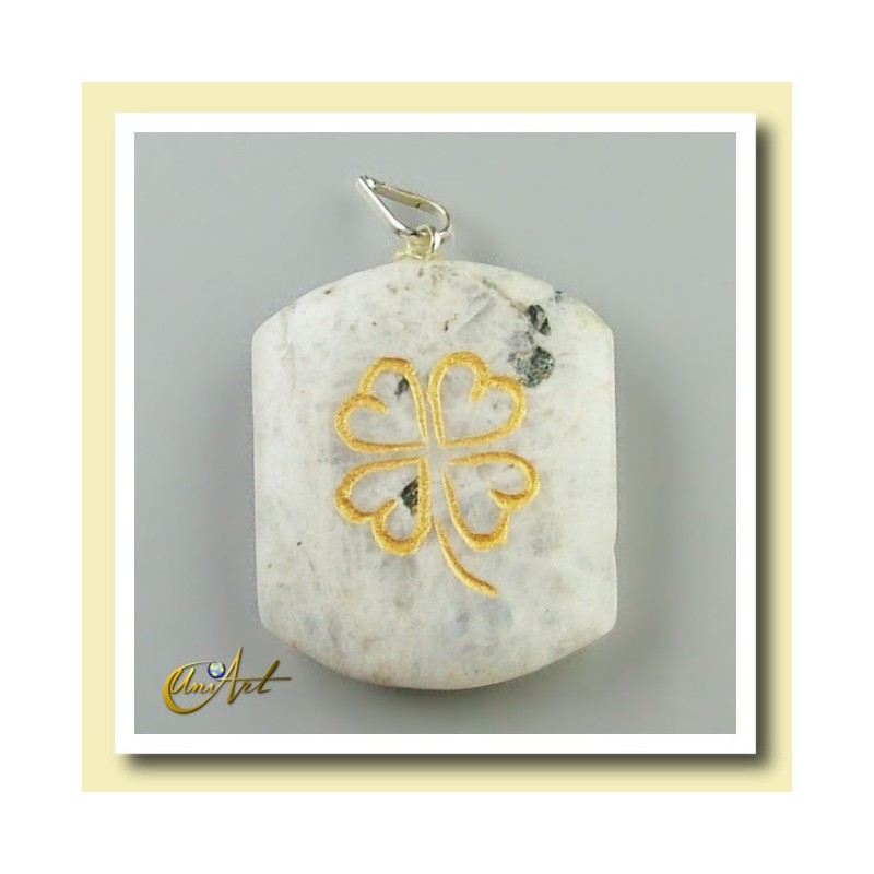 Clover - pendant engraved of moonstone