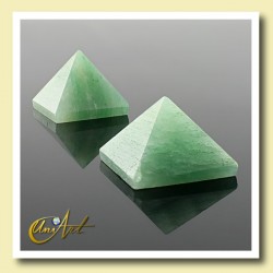 1.5 cm green quartz pyramid