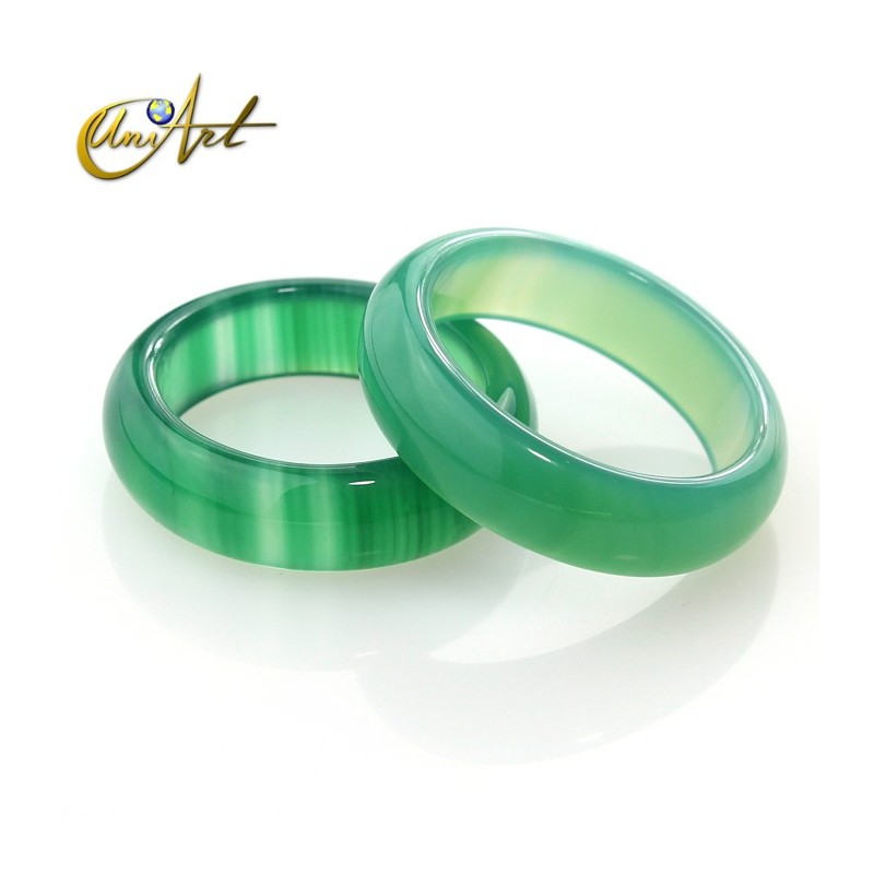 Medium green agate ring