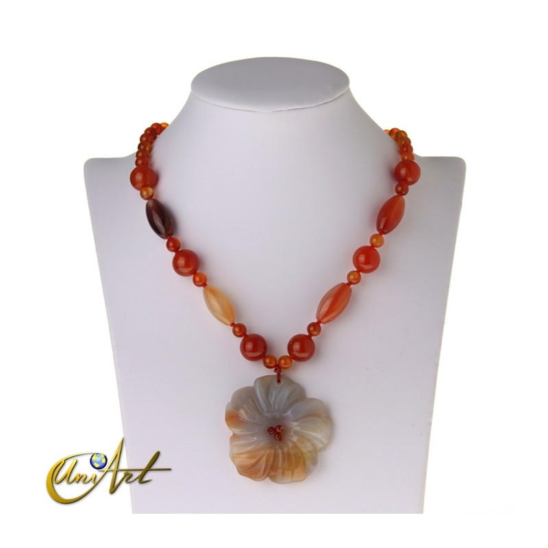 Collar de carneola con colgante flor
