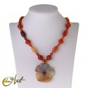 Collar de carneola con colgante flor