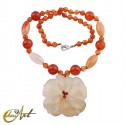 Collar de carneola con colgante flor